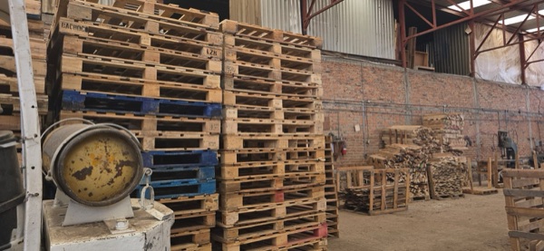 Almacén de lumber y stacks de tarimas en planta